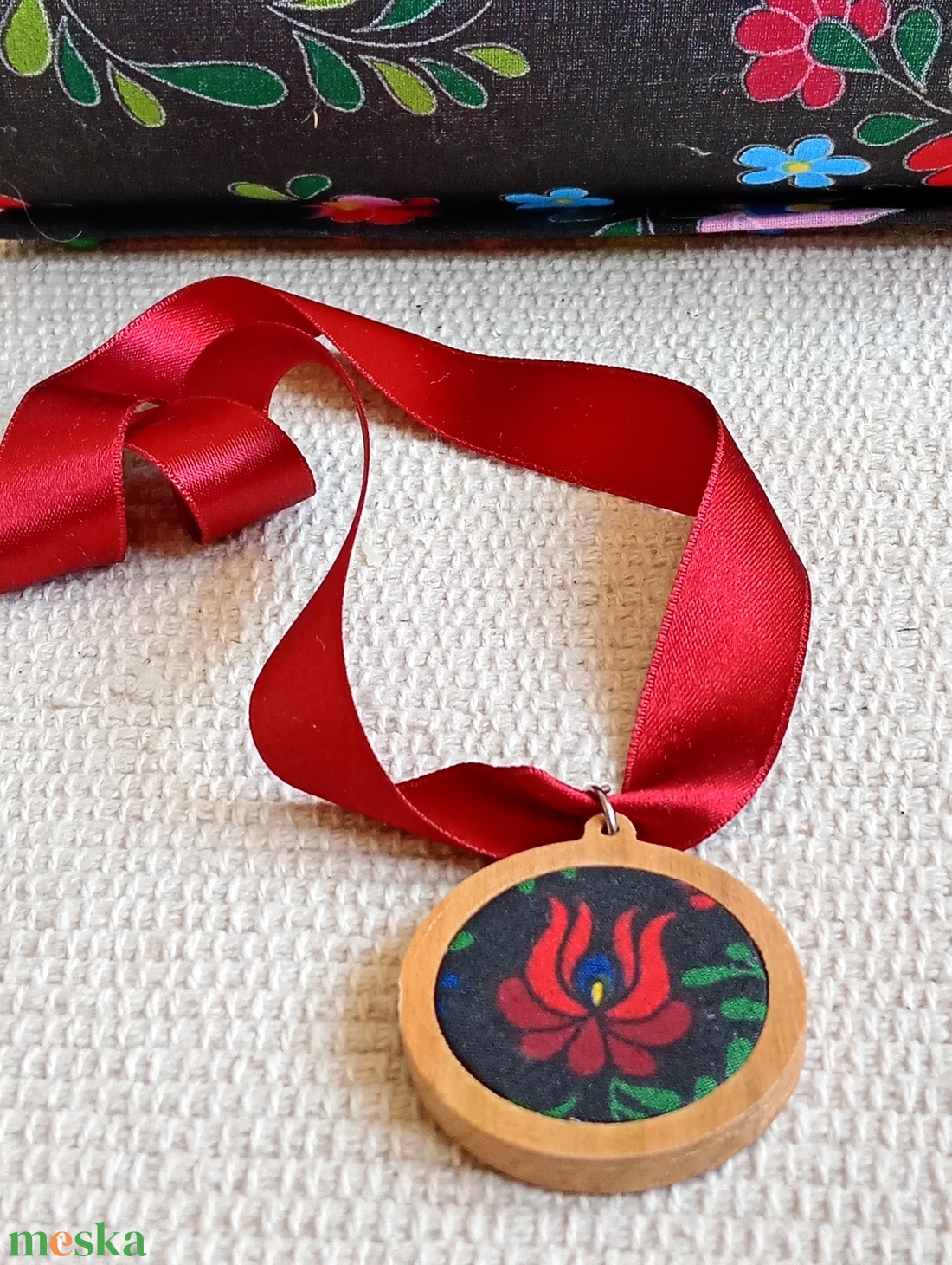 Magyaros nyaklánc, textil-fa matyós nyaklánc,matyó ékszer,folklór textil ékszer,magyaros nyaklánc,magyar népviselet - ékszer - nyaklánc - hosszú nyaklánc - Meska.hu