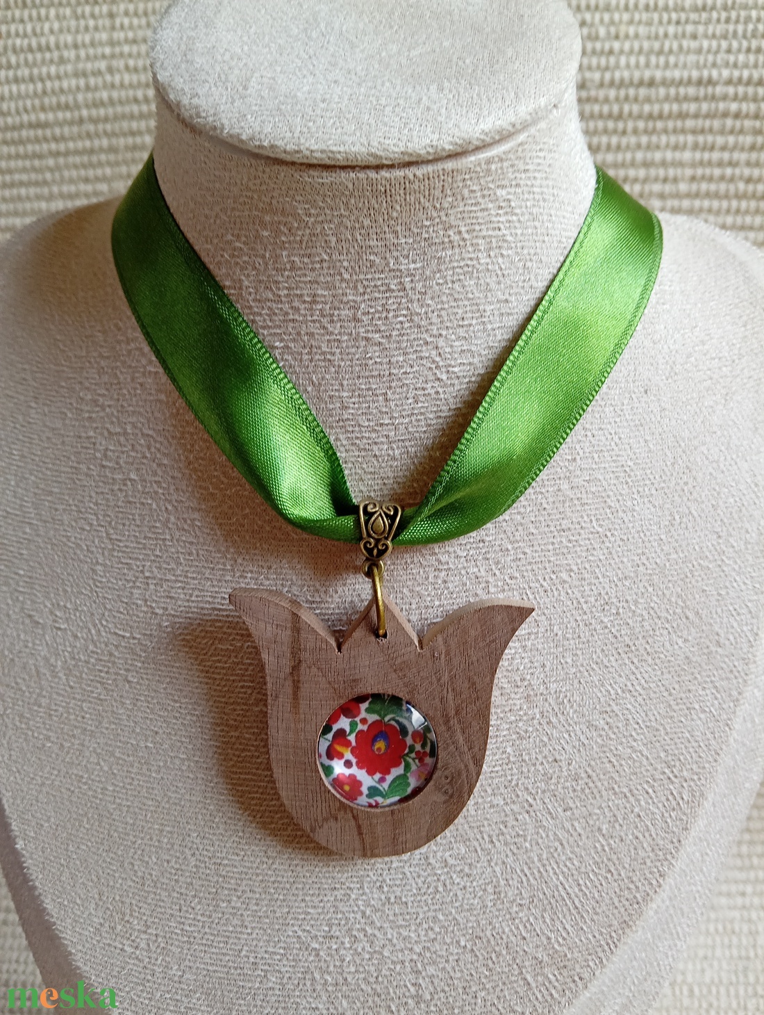 Tulipános nyaklánc, textil-fa matyós nyaklánc,matyó ékszer,folklór textil ékszer,magyaros nyaklánc,magyar népviselet - ékszer - nyaklánc - medálos nyaklánc - Meska.hu