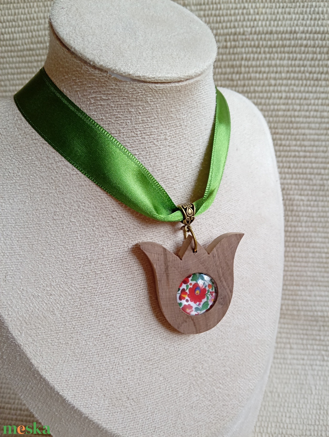 Tulipános nyaklánc, textil-fa matyós nyaklánc,matyó ékszer,folklór textil ékszer,magyaros nyaklánc,magyar népviselet - ékszer - nyaklánc - medálos nyaklánc - Meska.hu