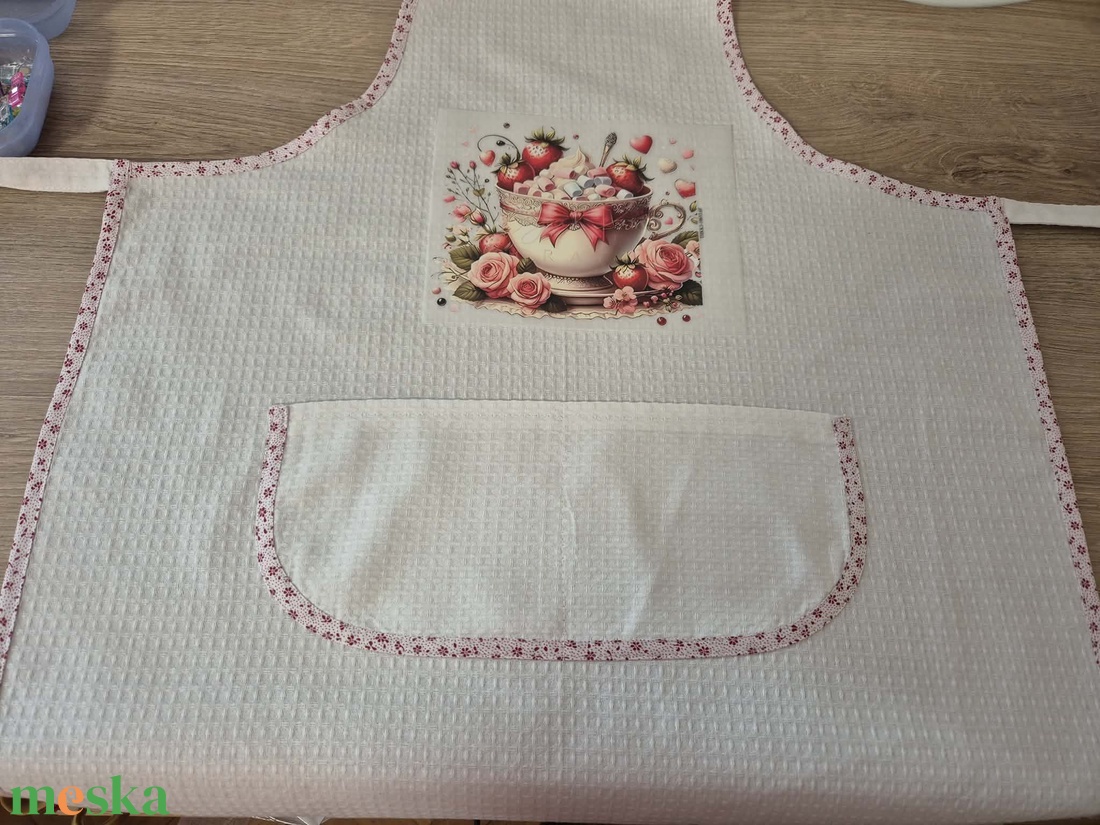 Kötény darázsvászonból, mosásálló matricával díszítve. - otthon & életmód - konyhafelszerelés, tálalás - konyhai textil - kötény - Meska.hu