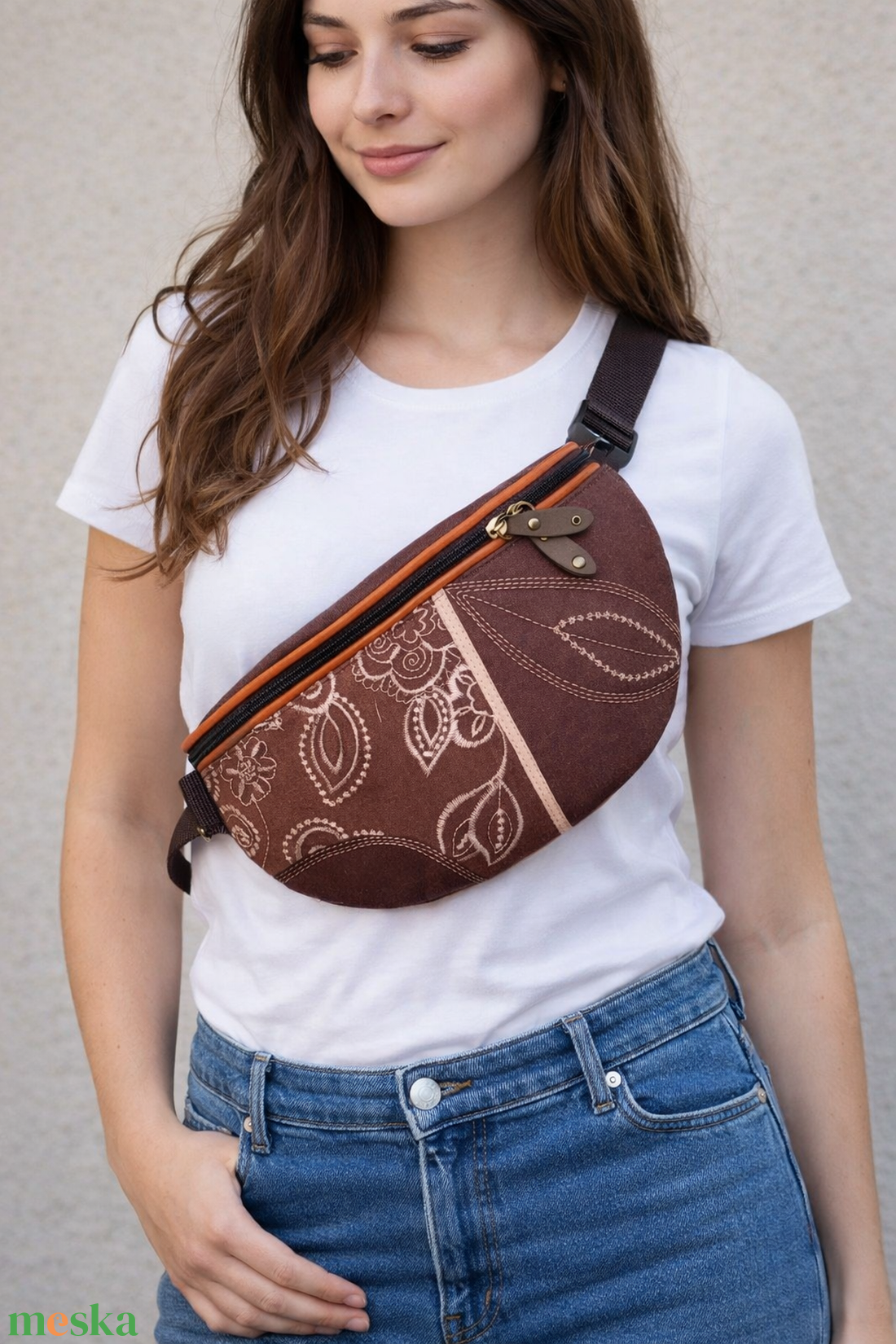Nagy méretű testtáska, barna alapon hímzett virágokkal és levelekkel díszítve - táska & tok - övtáska - Meska.hu