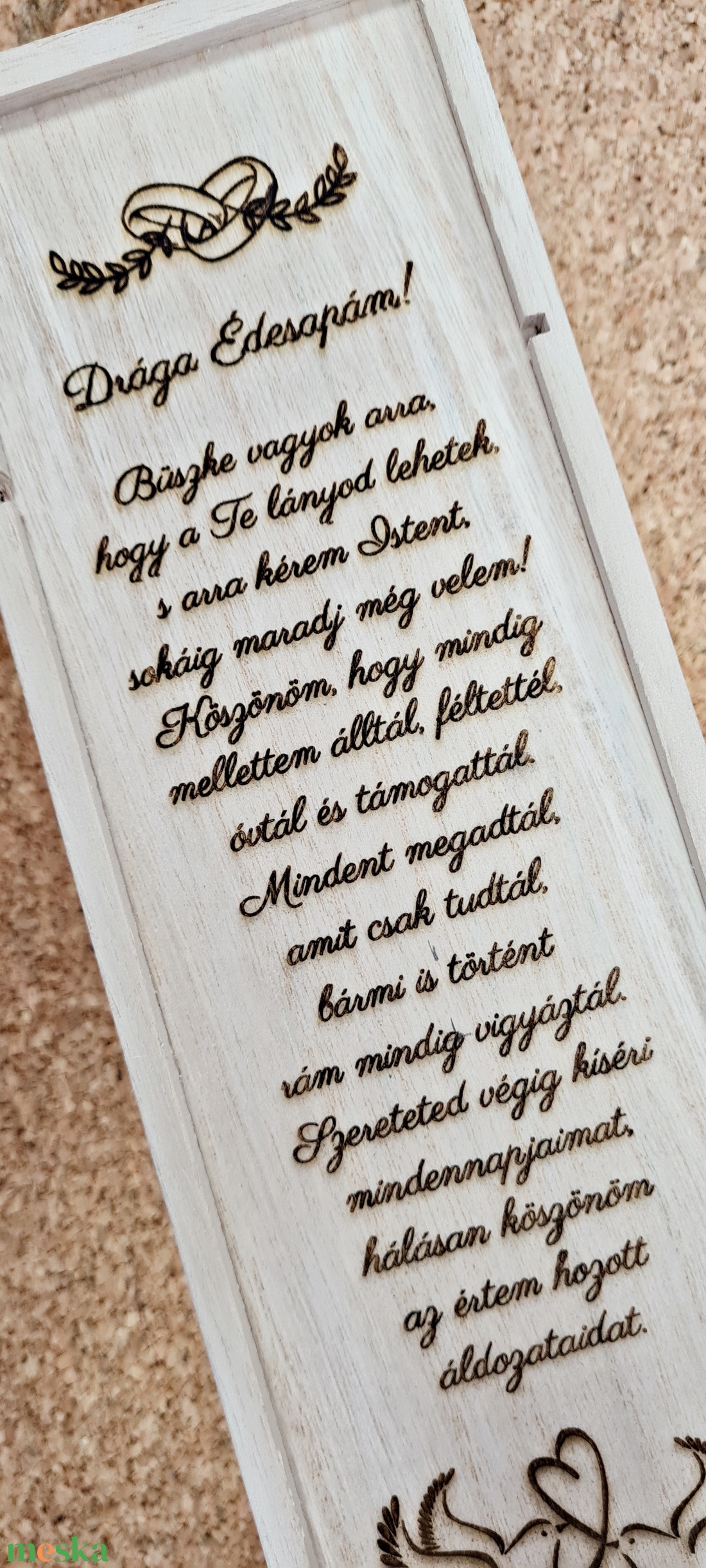 SZÜLŐKÖSZÖNTŐ BOROSDOBOZ ESKÜVŐRE CSÚSZTATÓS TETŐVEL - esküvő - emlék & ajándék - szülőköszöntő ajándék - Meska.hu SZÜLŐKÖSZÖNTŐ BOROSDOBOZ ESKÜVŐRE CSÚSZTATÓS TETŐVEL - esküvő - emlék & ajándék - szülőköszöntő ajándék - Meska.hu