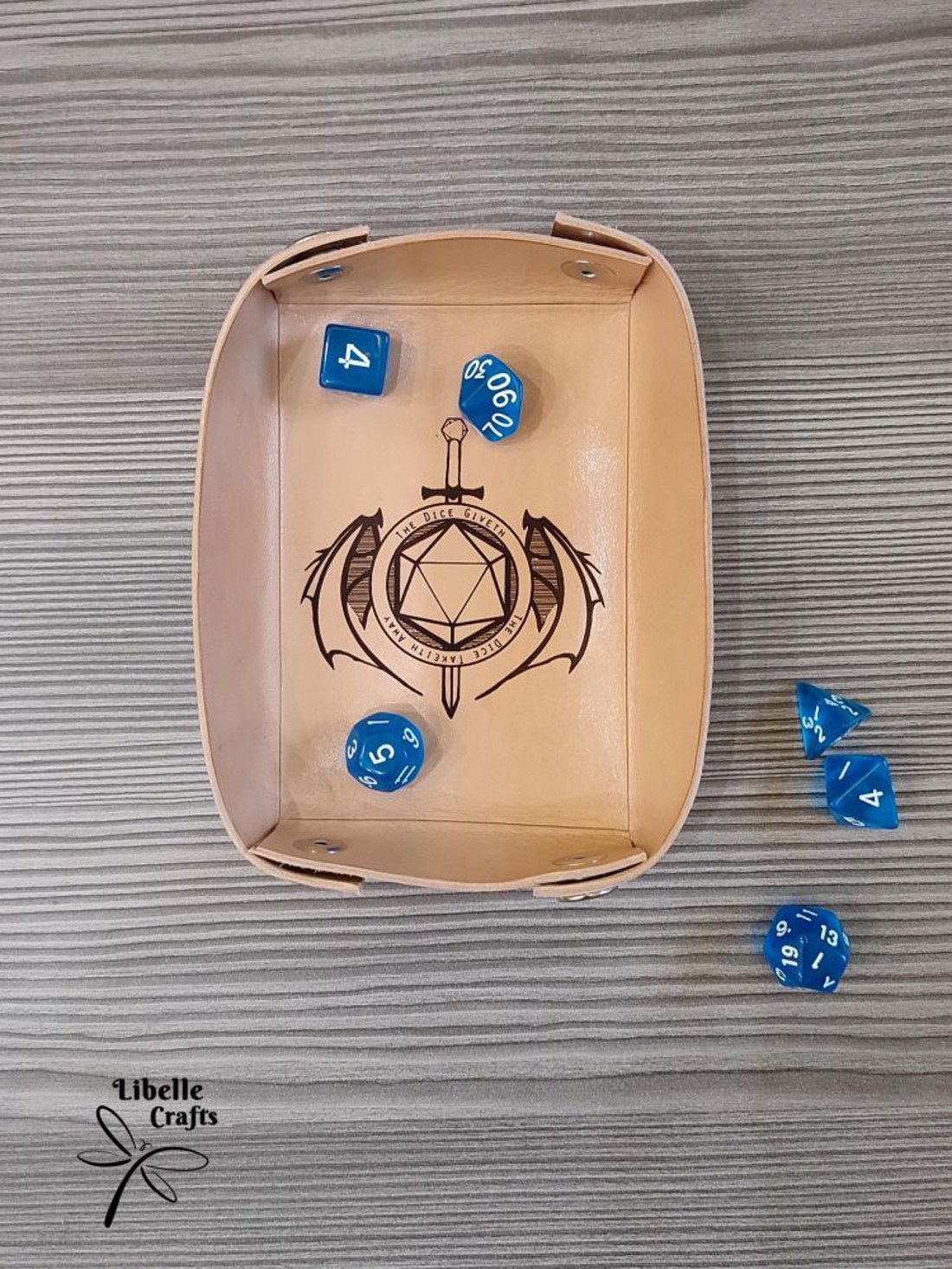 Kockás - kardos motívumos kockadobó tálca - játék & sport - táblajáték és kártyajáték - társasjátékok - dobókocka - Meska.hu