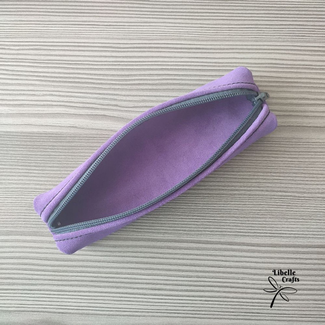 Lila bőrből készült tolltartó - otthon & életmód - papír, írószer - tolltartó & ceruzatekercs - Meska.hu