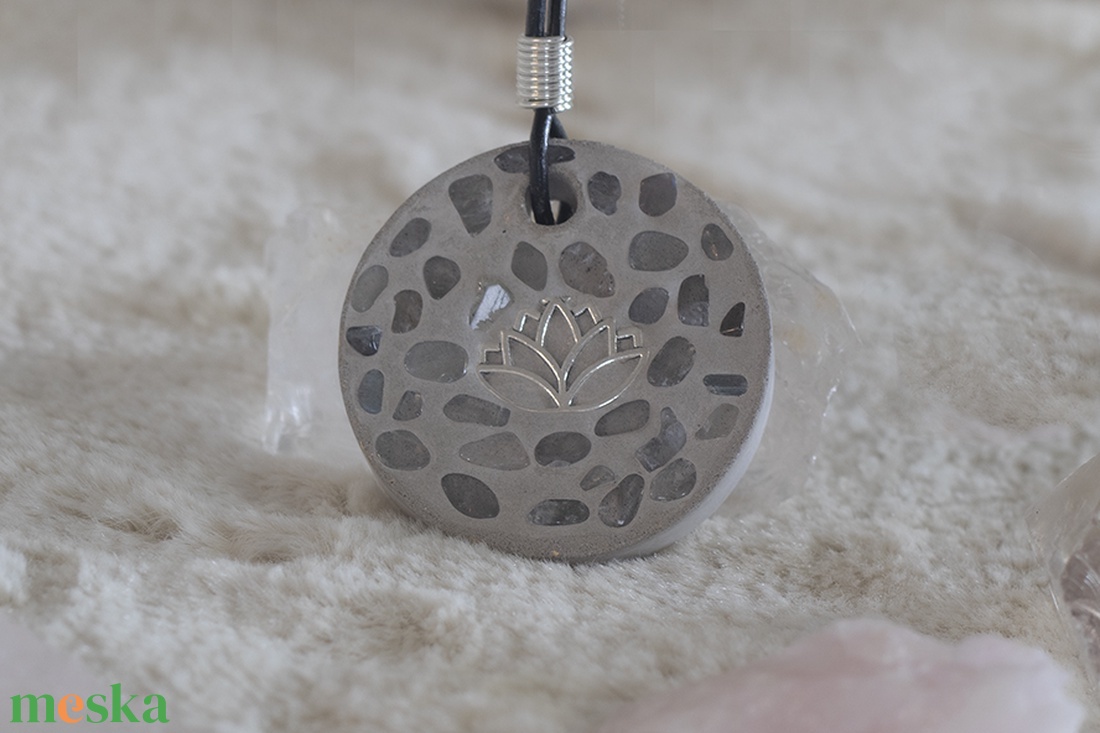 Lélekhangoló Orgonit - Labradorit Orgonit medál, Orgonit tértisztítás, Orgonit energia, kézműves orgonit ékszer - ékszer - nyaklánc - medál - Meska.hu