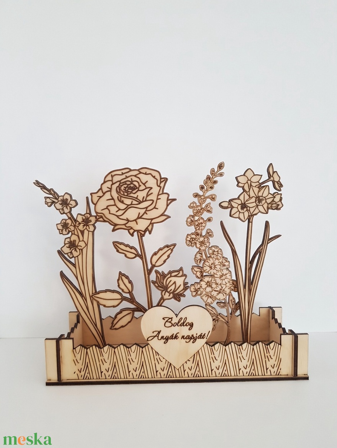 KÉZMŰVES VIRÁGOSKERT FÁBÓL - Örök anyák napi asztaldísz  egyedi felirattal is. - otthon & életmód - virágdekoráció - virágdíszek - lézervágott virágdíszek - Meska.hu