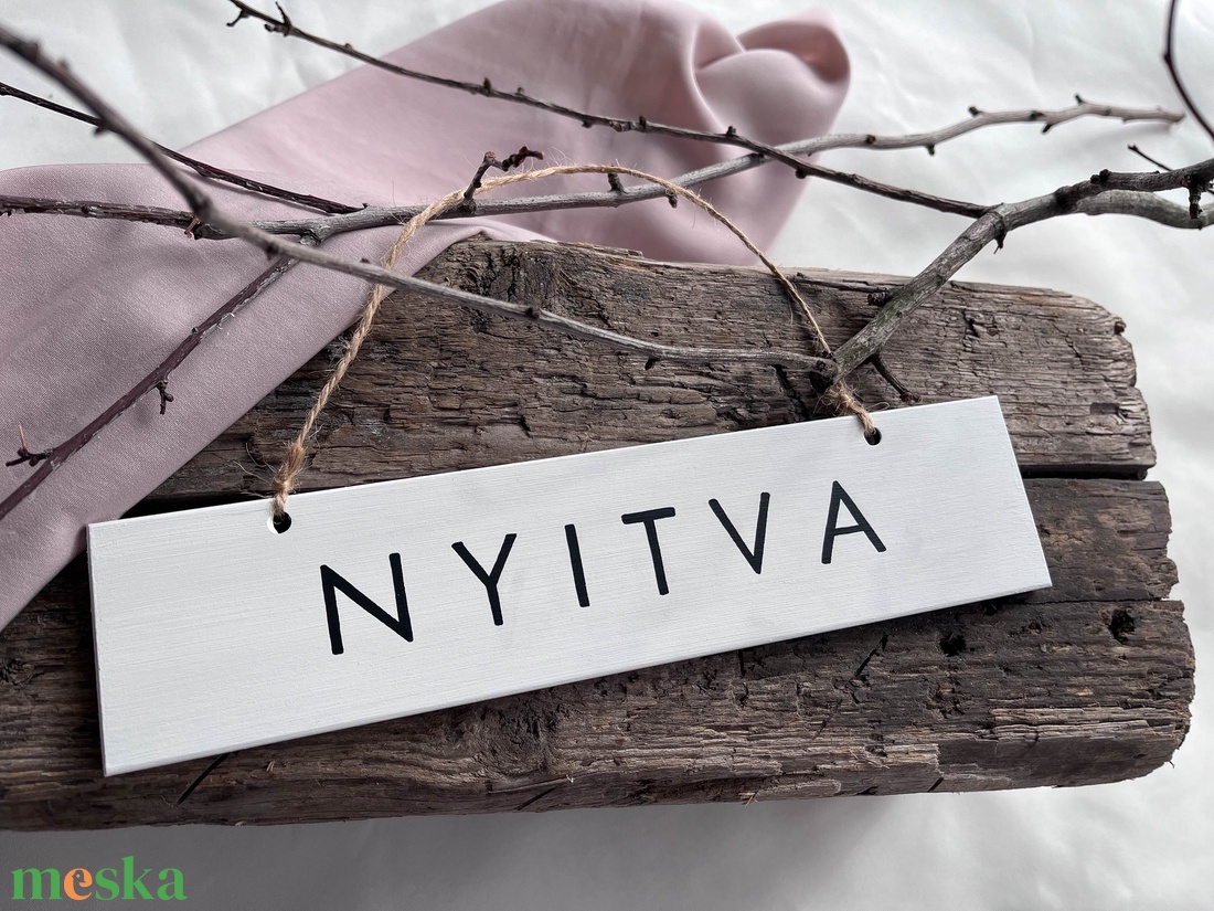 Fehér nyitva-zárva tábla - otthon & életmód - dekoráció - ajtó- és ablak dekoráció - ajtótábla - Meska.hu