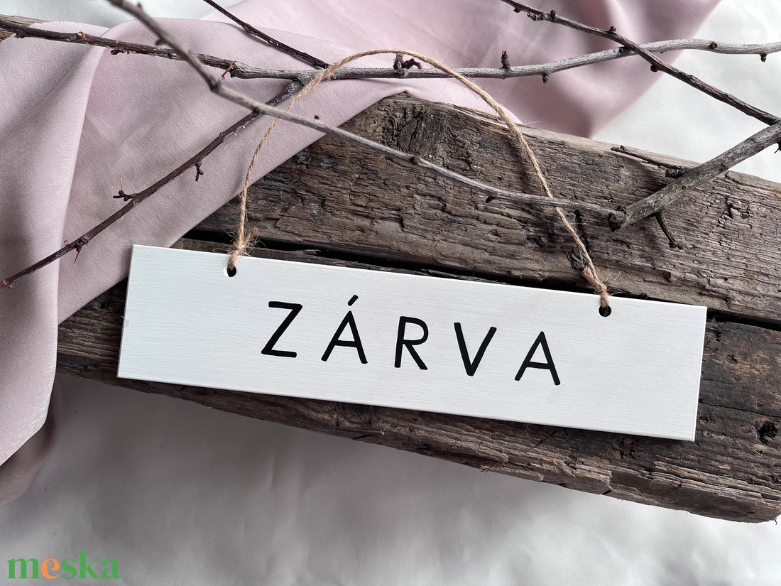 Fehér nyitva-zárva tábla - otthon & életmód - dekoráció - ajtó- és ablak dekoráció - ajtótábla - Meska.hu