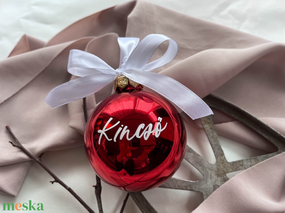 Névre írt fényes piros karácsonyi gömb  - karácsony - karácsonyi lakásdekoráció - karácsonyfadíszek - Meska.hu