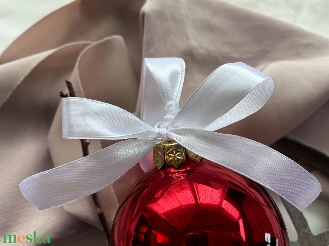 Névre írt fényes piros karácsonyi gömb  - karácsony - karácsonyi lakásdekoráció - karácsonyfadíszek - Meska.hu