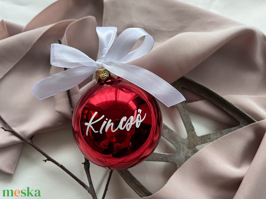 Névre írt fényes piros karácsonyi gömb  - karácsony - karácsonyi lakásdekoráció - karácsonyfadíszek - Meska.hu