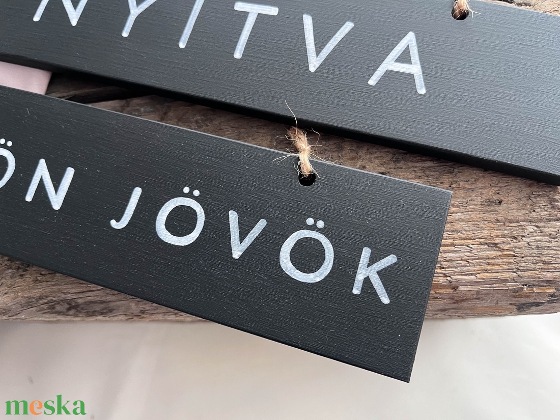 Fekete nyitva-zárva és rögtön jövök tábla párban - otthon & életmód - dekoráció - ajtó- és ablak dekoráció - ajtótábla - Meska.hu