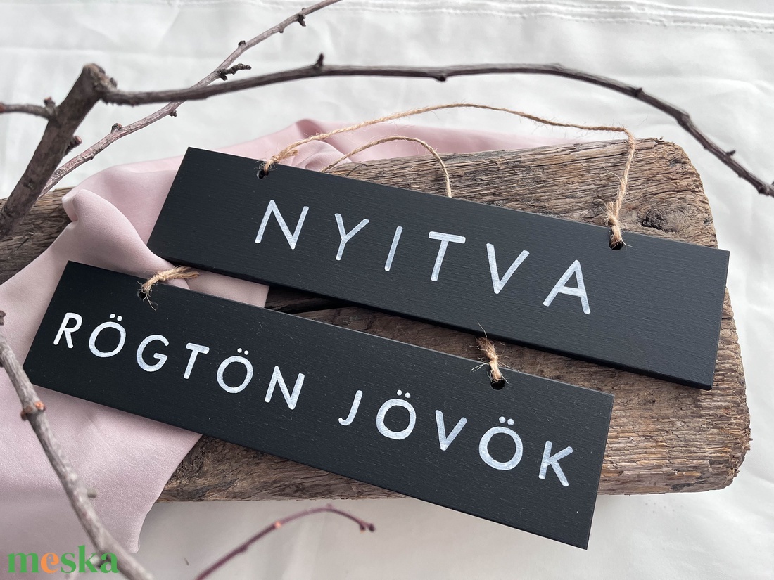 Fekete nyitva-zárva és rögtön jövök tábla párban - otthon & életmód - dekoráció - ajtó- és ablak dekoráció - ajtótábla - Meska.hu