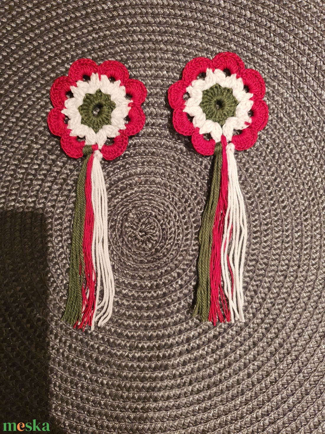 Horgolt Kokárda - ékszer - kitűző és bross - kitűző - Meska.hu Horgolt Kokárda - ékszer - kitűző és bross - kitűző - Meska.hu