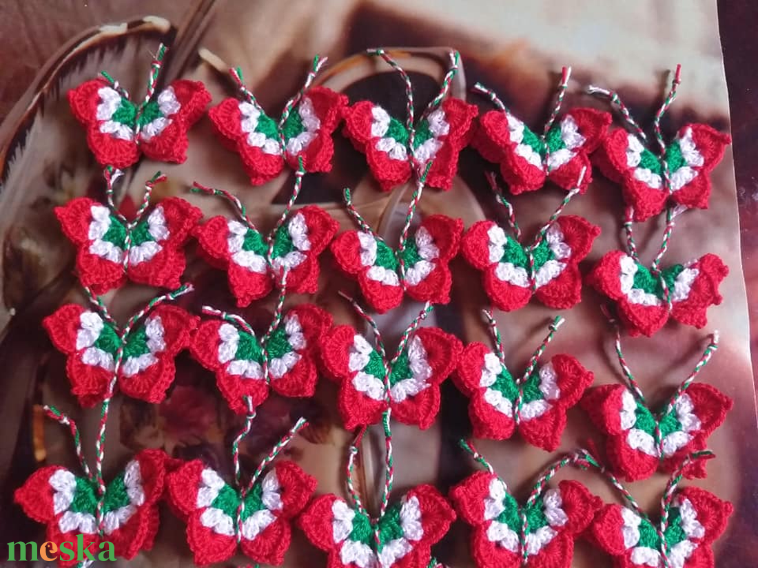 Horgolt Pillangó Kokárda - ékszer - kitűző és bross - kitűző - Meska.hu Horgolt Pillangó Kokárda - ékszer - kitűző és bross - kitűző - Meska.hu