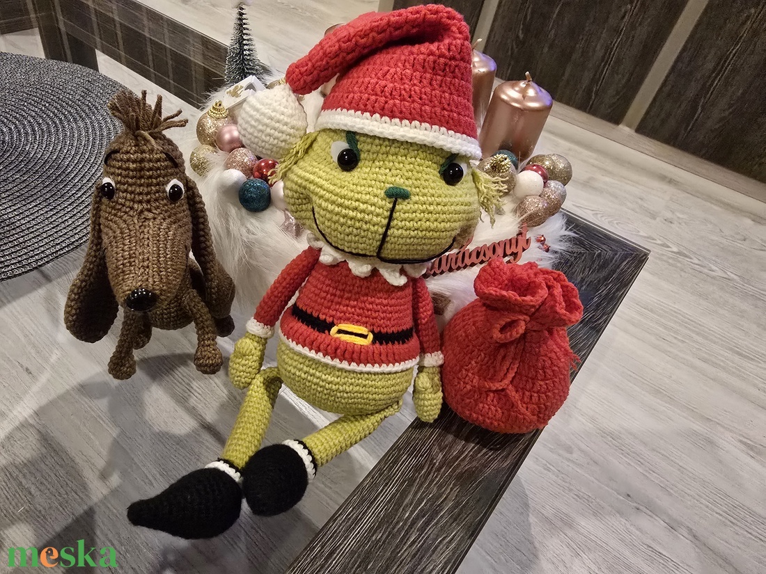 Horgolt Grincs kiskutyussal és puttonnyal - karácsony - karácsonyi lakásdekoráció - karácsonyfa, grincsfa - Meska.hu