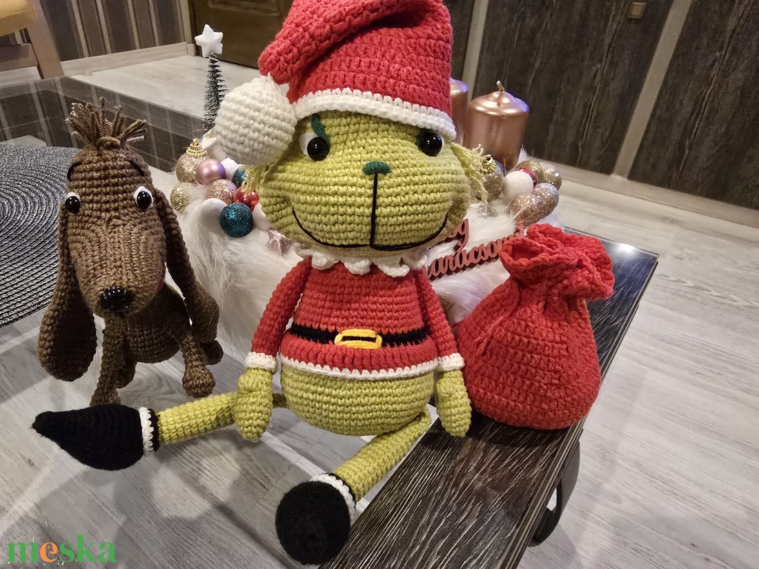 Horgolt Grincs kiskutyussal és puttonnyal - karácsony - karácsonyi lakásdekoráció - karácsonyfa, grincsfa - Meska.hu