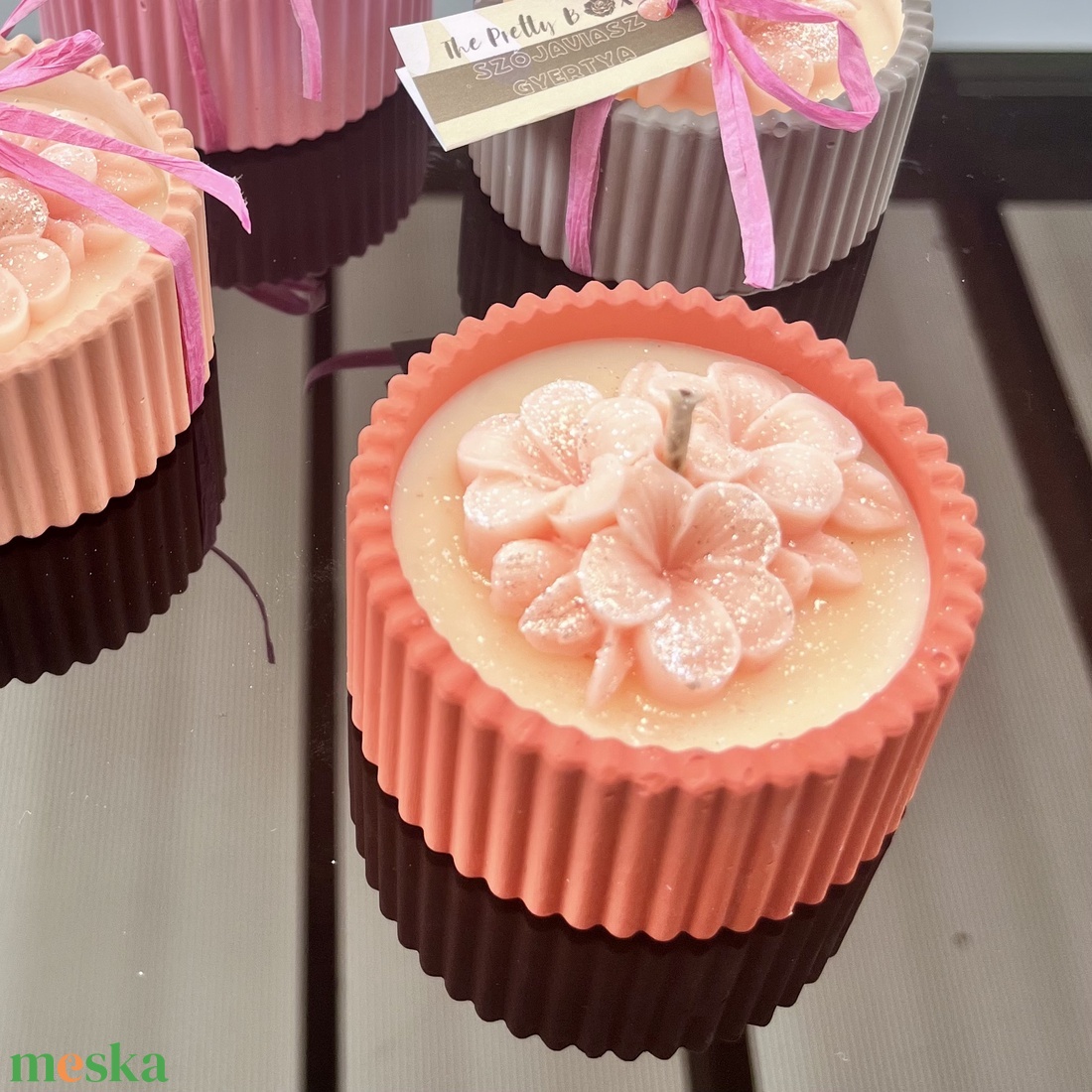 Szójaviasz gyertya virág díszítéssel kerámia kaspóban - otthon & életmód - gyertya, illat, aroma - gyertya - Meska.hu Szójaviasz gyertya virág díszítéssel kerámia kaspóban - otthon & életmód - gyertya, illat, aroma - gyertya - Meska.hu