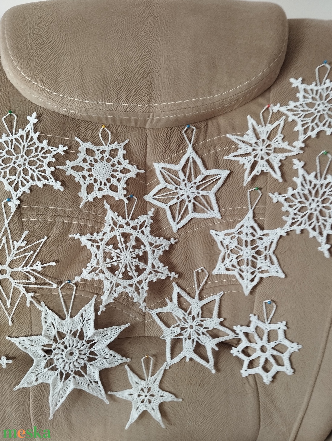 Horgolt karácsonyi hópehelyhek  - karácsony - adventi díszek - adventi ablakdekoráció - Meska.hu