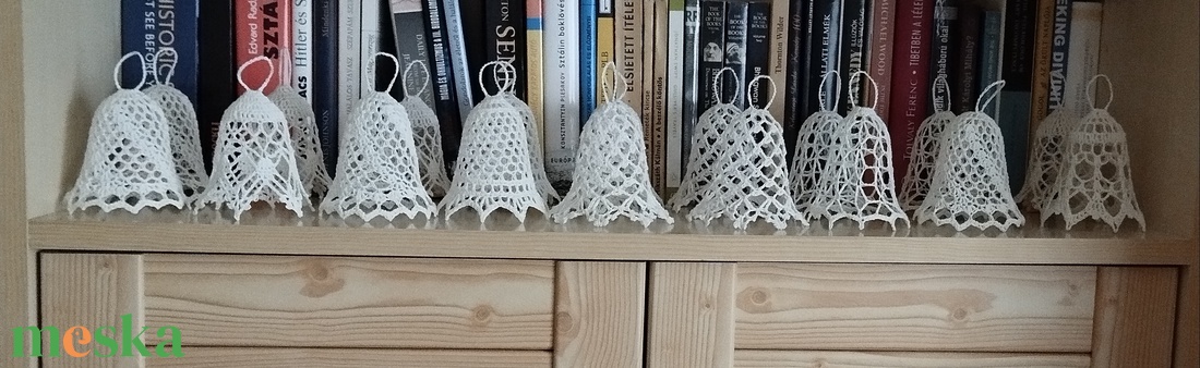 Horgolt karácsonyi harangok  - karácsony - adventi díszek - adventi ablakdekoráció - Meska.hu