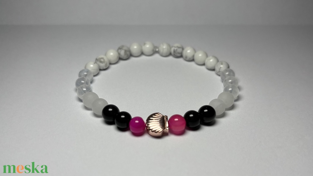 Theta Ásványkarkötő - csend - howlit, hegyikristály, fehér jáde, apacsszem obszidián, pink achát - ékszer - karkötő - ásványkarkötő - Meska.hu