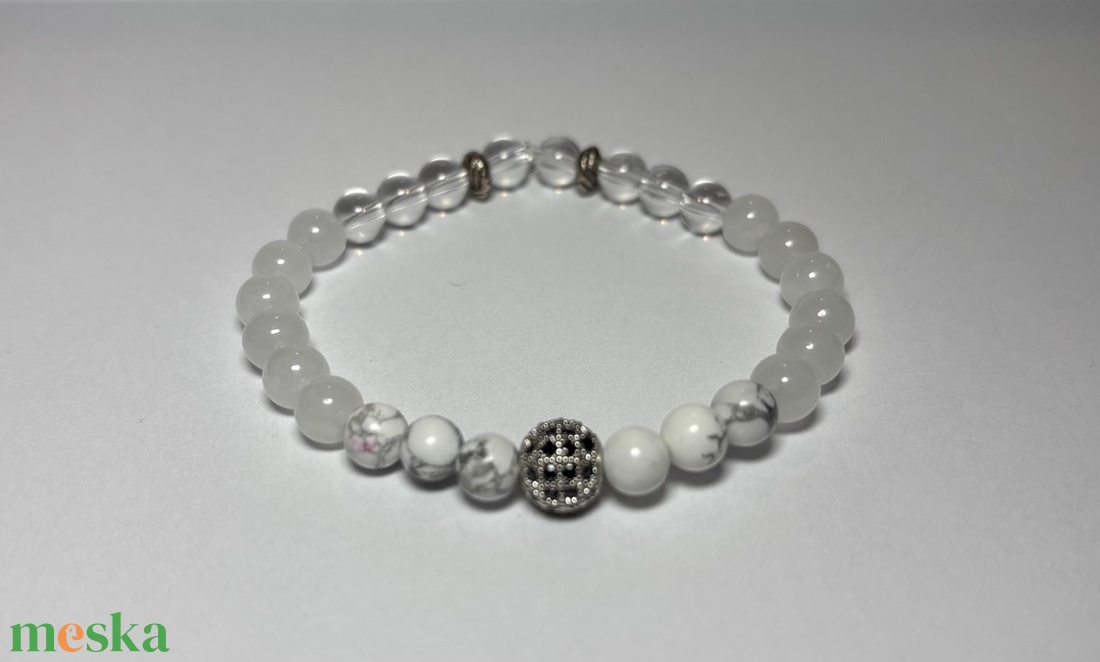 Theta ásványkarkötő - béke - howlit, fehér jáde, hegyikristály - ékszer - karkötő - ásványkarkötő - Meska.hu