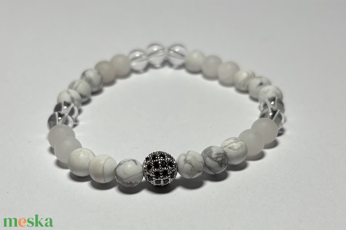 Theta ásványkarkötő - béke - howlit, fehér jáde, hegyikristály - ékszer - karkötő - ásványkarkötő - Meska.hu