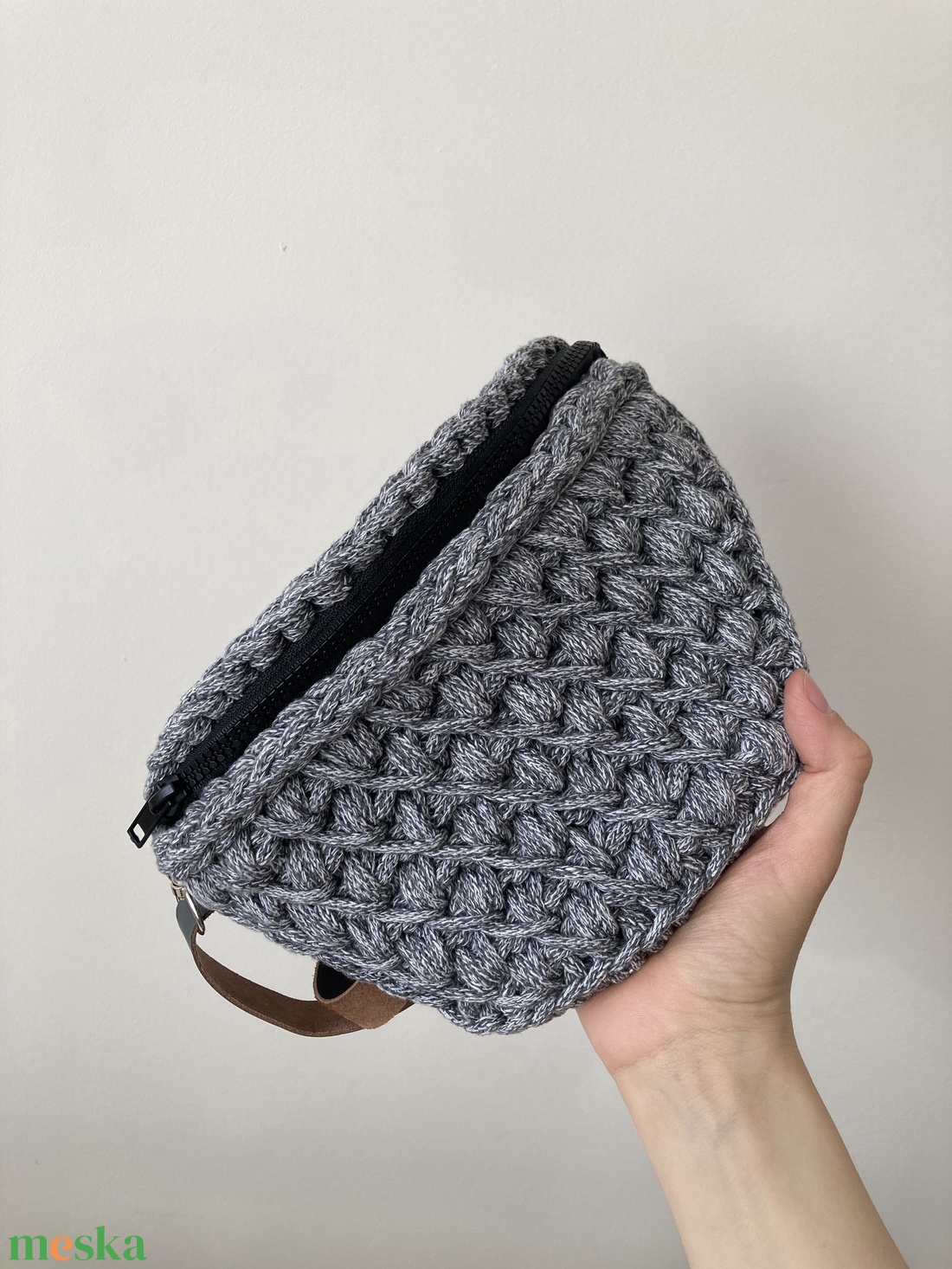Horgolt övtáska 100% újrahasznosított zsinórfonalból, bőr crossbody pánttal - táska & tok - övtáska - Meska.hu Horgolt övtáska 100% újrahasznosított zsinórfonalból, bőr crossbody pánttal - táska & tok - övtáska - Meska.hu