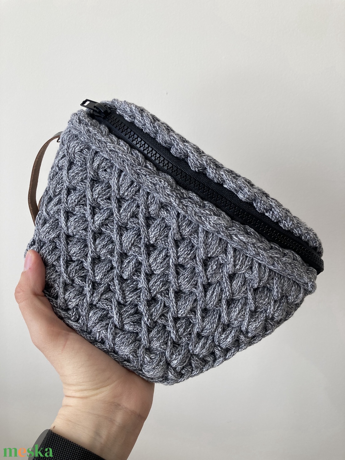 Horgolt övtáska 100% újrahasznosított zsinórfonalból, bőr crossbody pánttal - táska & tok - övtáska - Meska.hu Horgolt övtáska 100% újrahasznosított zsinórfonalból, bőr crossbody pánttal - táska & tok - övtáska - Meska.hu