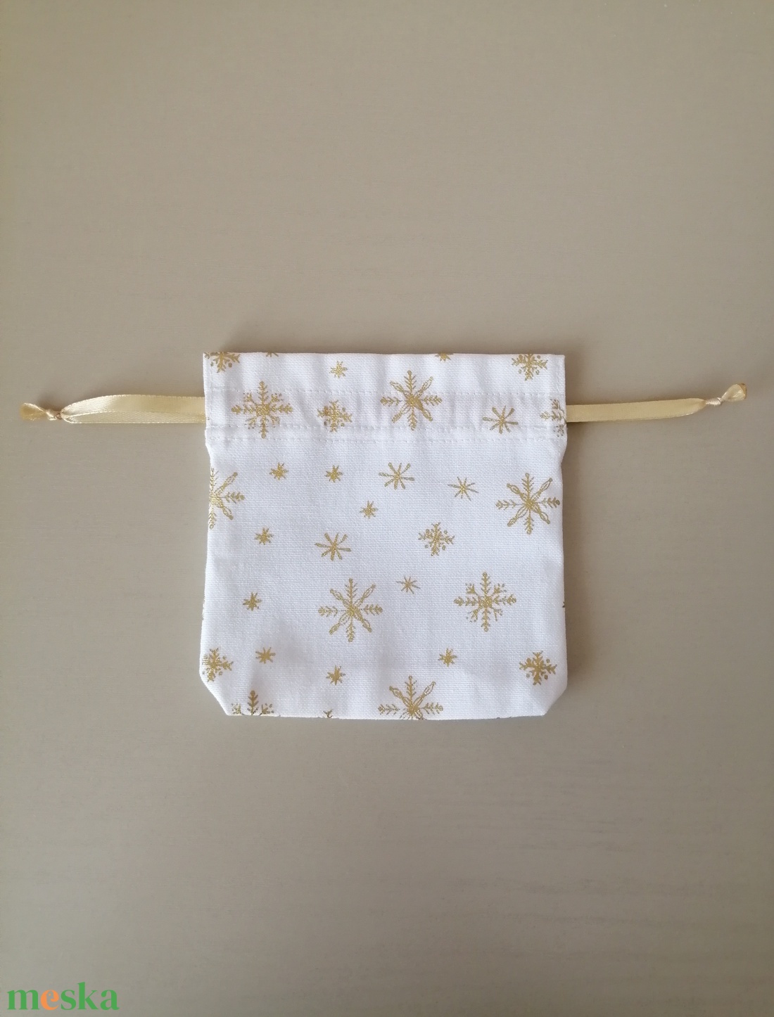 Fehér alapon aranyszínű, csillogó, hópehely mintás vászon ajándék zsákocska - karácsony - karácsonyi ajándékozás - karácsonyi ajándékcsomagolás - Meska.hu