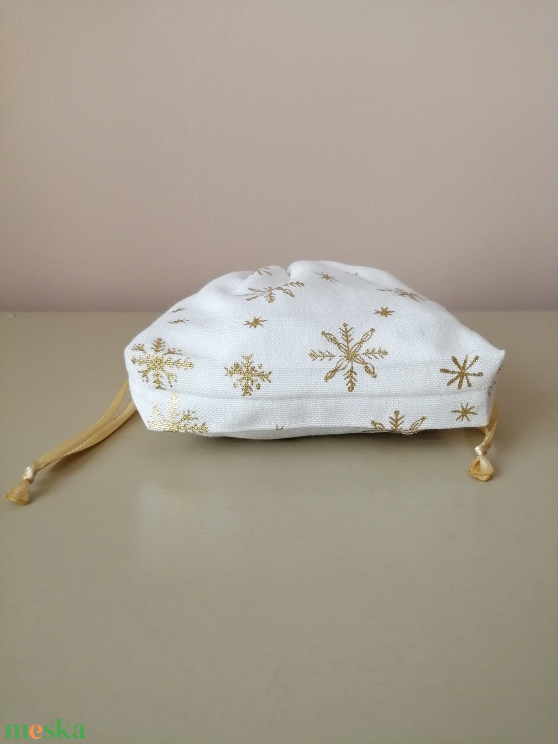 Fehér alapon aranyszínű, csillogó, hópehely mintás vászon ajándék zsákocska - karácsony - karácsonyi ajándékozás - karácsonyi ajándékcsomagolás - Meska.hu
