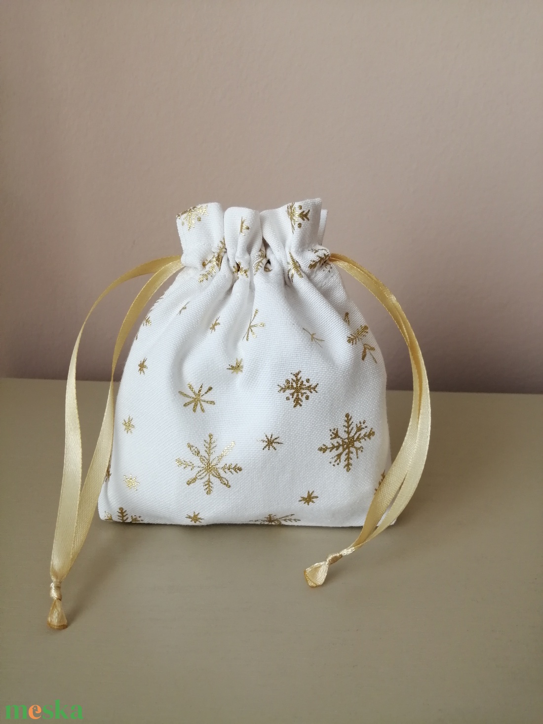Fehér alapon aranyszínű, csillogó, hópehely mintás vászon ajándék zsákocska - karácsony - karácsonyi ajándékozás - karácsonyi ajándékcsomagolás - Meska.hu