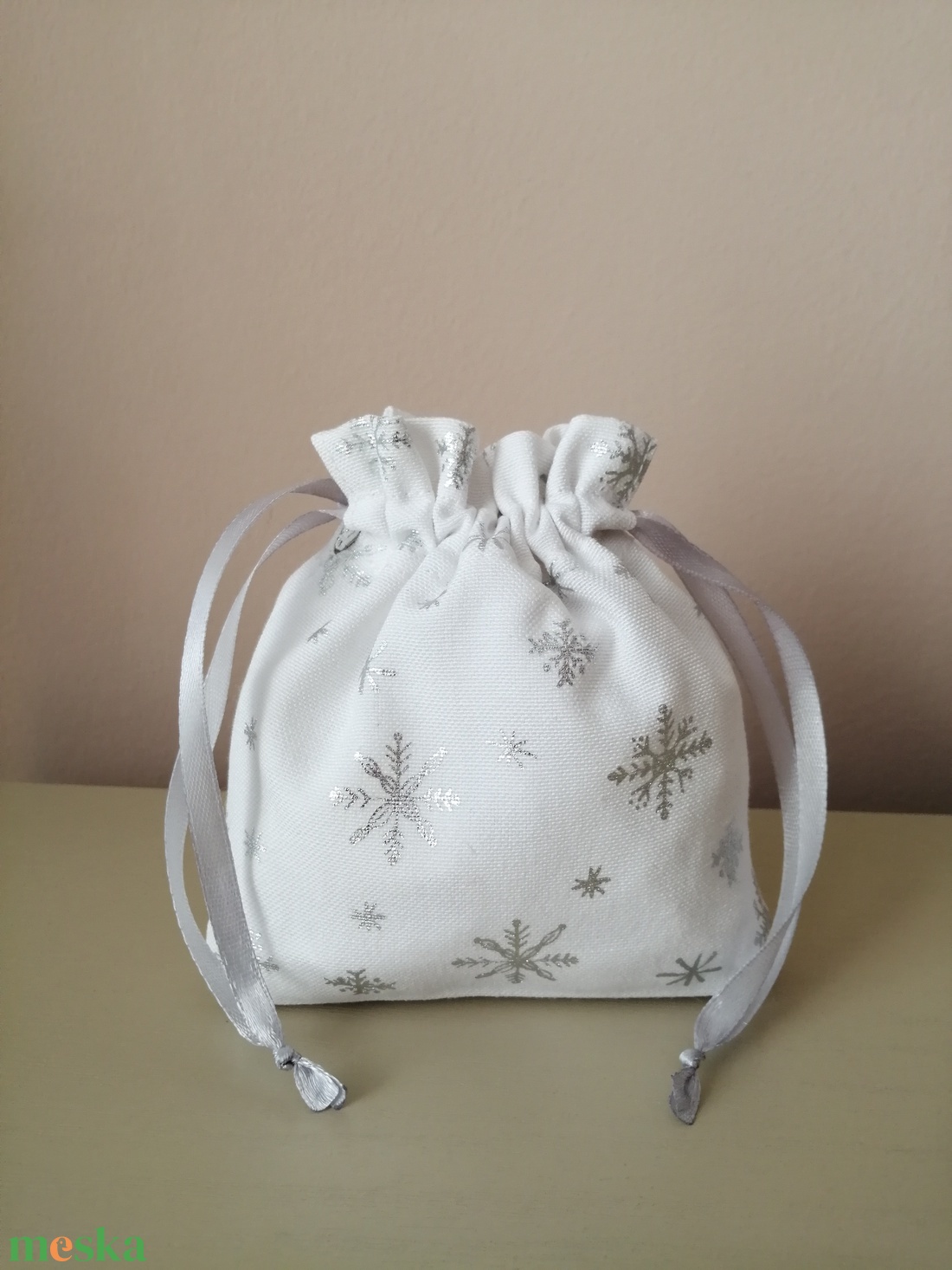 Fehér alapon ezüstszínű, csillogó, hópehely mintás vászon ajándék zsákocska - karácsony - karácsonyi ajándékozás - karácsonyi ajándékcsomagolás - Meska.hu