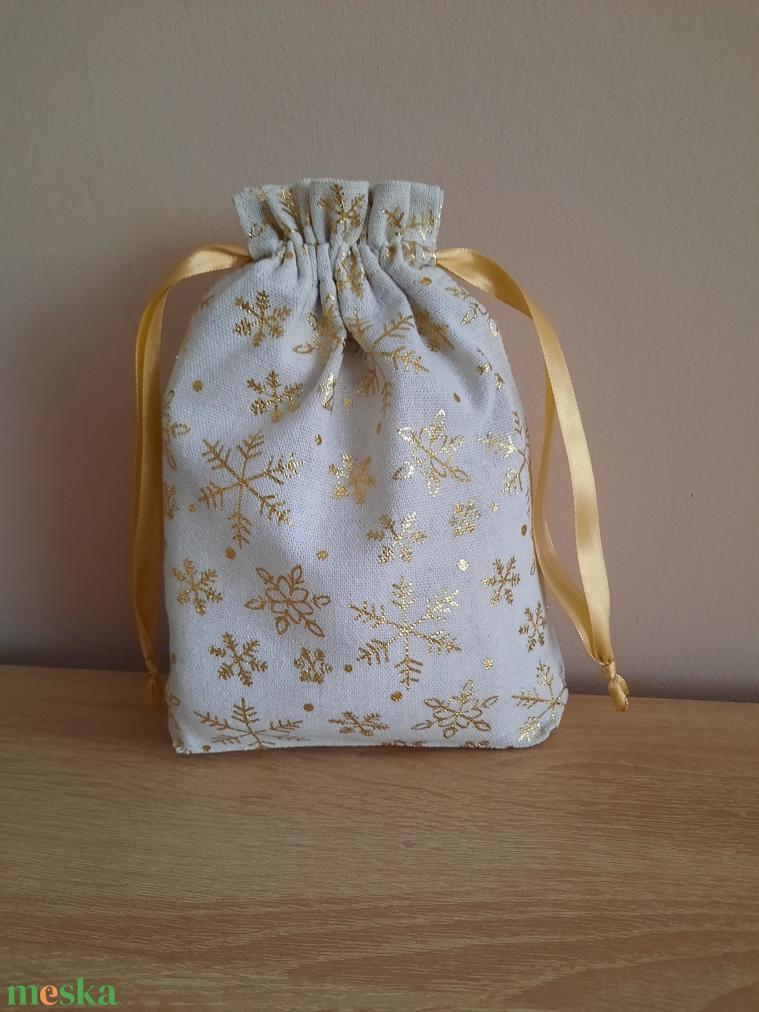 Natúr alapon aranyszínű, csillogó, hópehely mintás vászon ajándékzsák - karácsony - karácsonyi ajándékozás - karácsonyi ajándékcsomagolás - Meska.hu