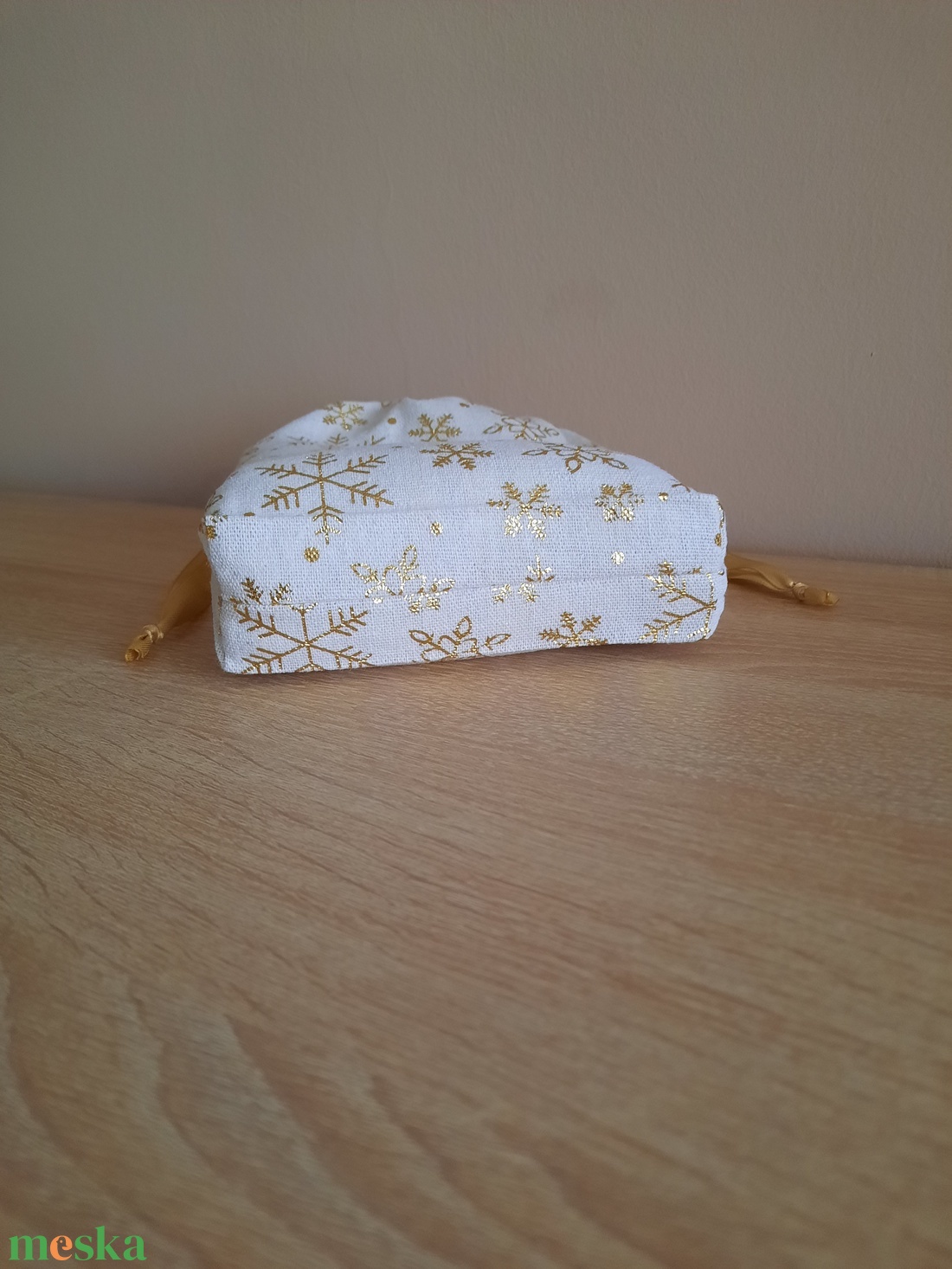 Natúr alapon aranyszínű, csillogó, hópehely mintás vászon ajándékzsák - karácsony - karácsonyi ajándékozás - karácsonyi ajándékcsomagolás - Meska.hu