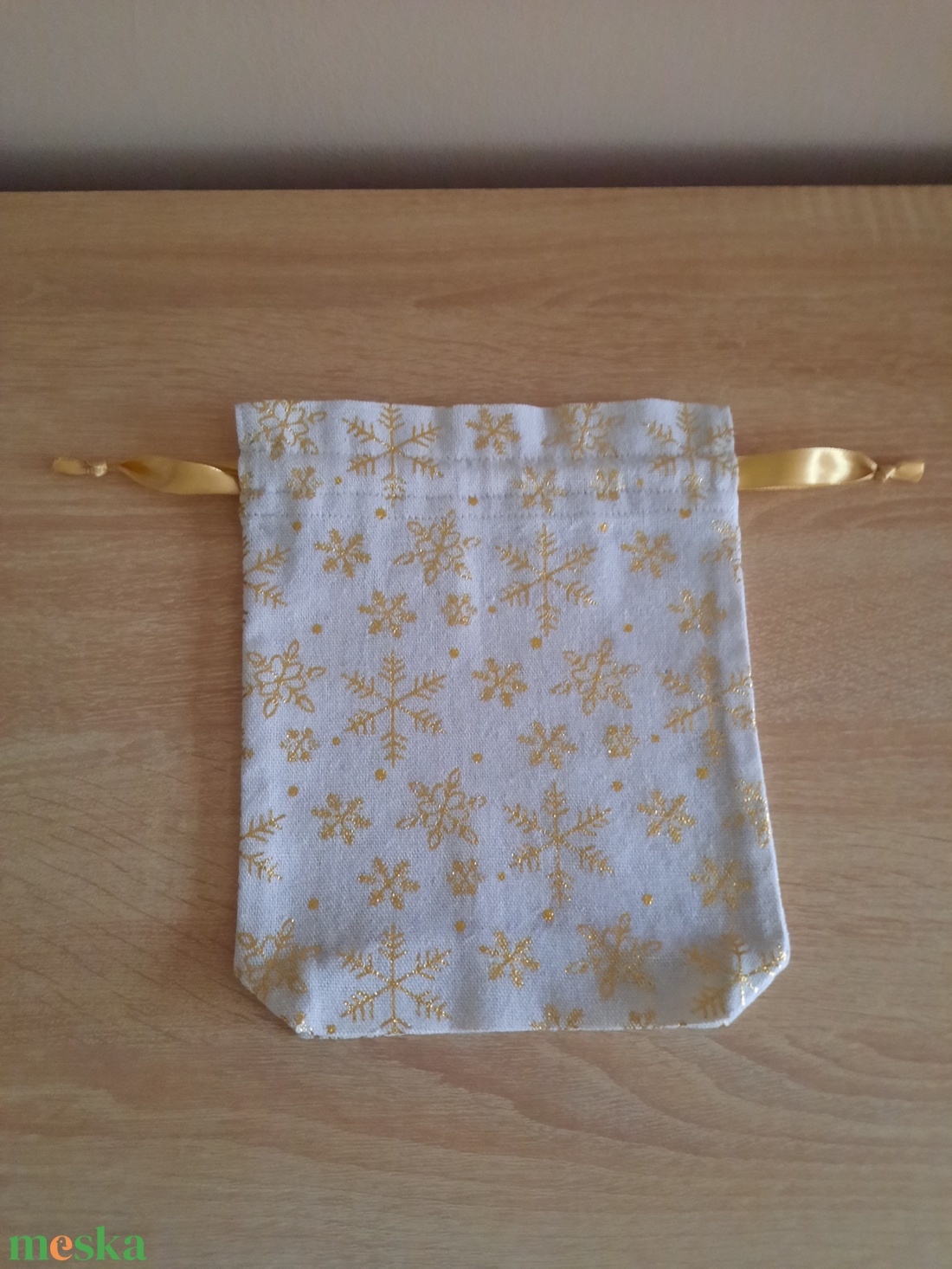 Natúr alapon aranyszínű, csillogó, hópehely mintás vászon ajándékzsák - karácsony - karácsonyi ajándékozás - karácsonyi ajándékcsomagolás - Meska.hu