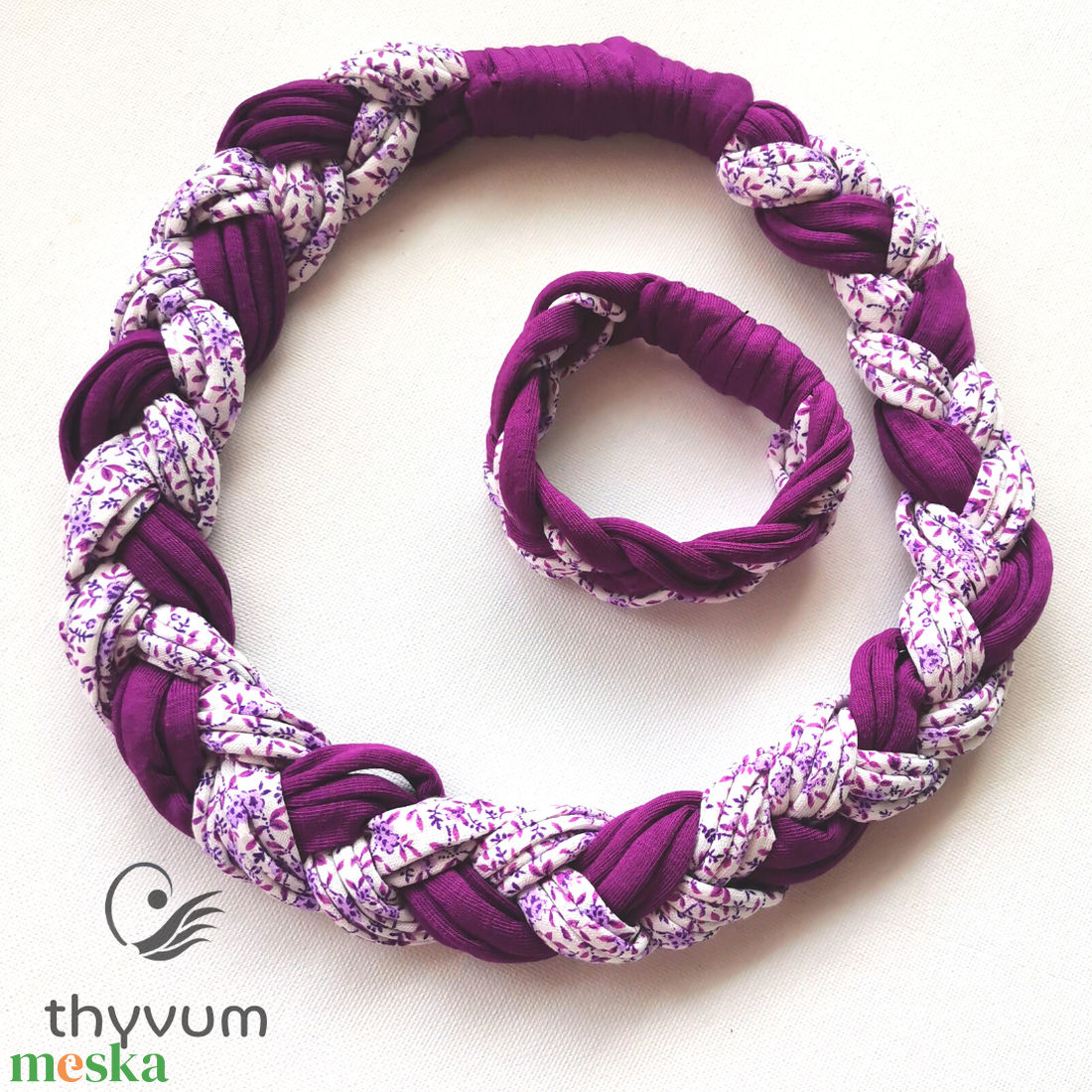 Püspöklila és lila virágos pólófonalból fonott nyaklánc karkötővel. - ékszer - ékszerszett - Meska.hu