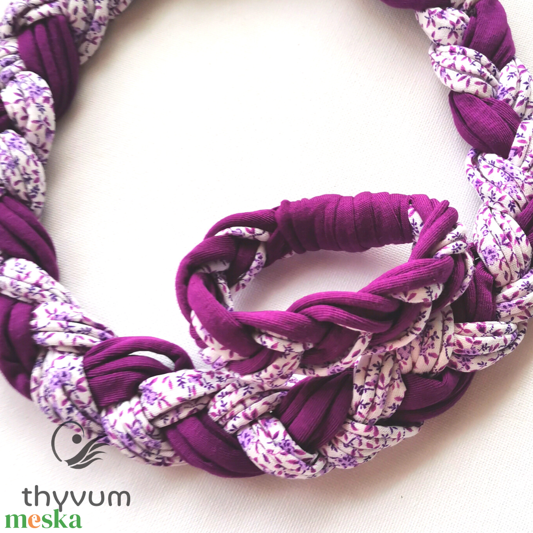 Püspöklila és lila virágos pólófonalból fonott nyaklánc karkötővel. - ékszer - ékszerszett - Meska.hu