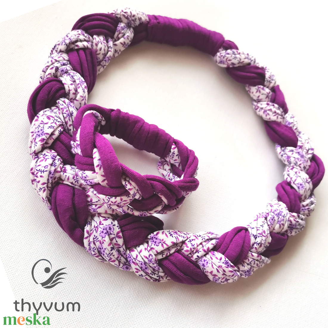 Püspöklila és lila virágos pólófonalból fonott nyaklánc karkötővel. - ékszer - ékszerszett - Meska.hu