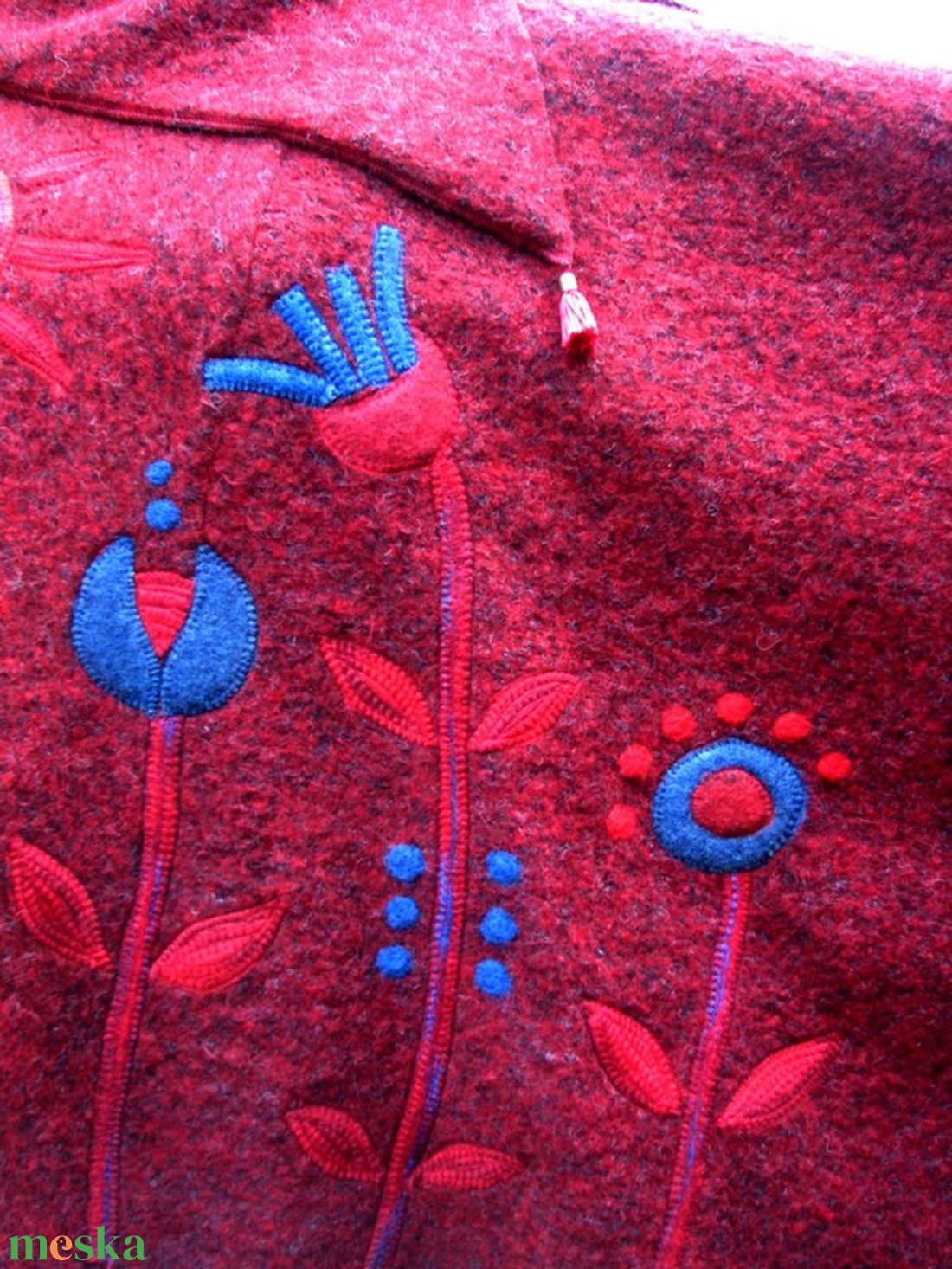 Virágos, napsütötte rét-meggyszín aszimmetrikus poncsó-pulcsi - ruha & divat - női ruha - poncsó - Meska.hu