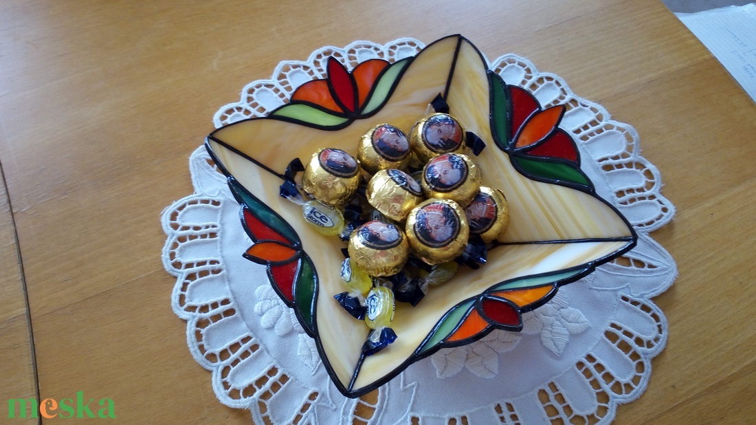 Tulipános tiffany tál - egy csipet luxus a mindennapokban - otthon & életmód - dekoráció - asztal és polc dekoráció - dekorációs tál, tartó - Meska.hu Tulipános tiffany tál - egy csipet luxus a mindennapokban - otthon & életmód - dekoráció - asztal és polc dekoráció - dekorációs tál, tartó - Meska.hu
