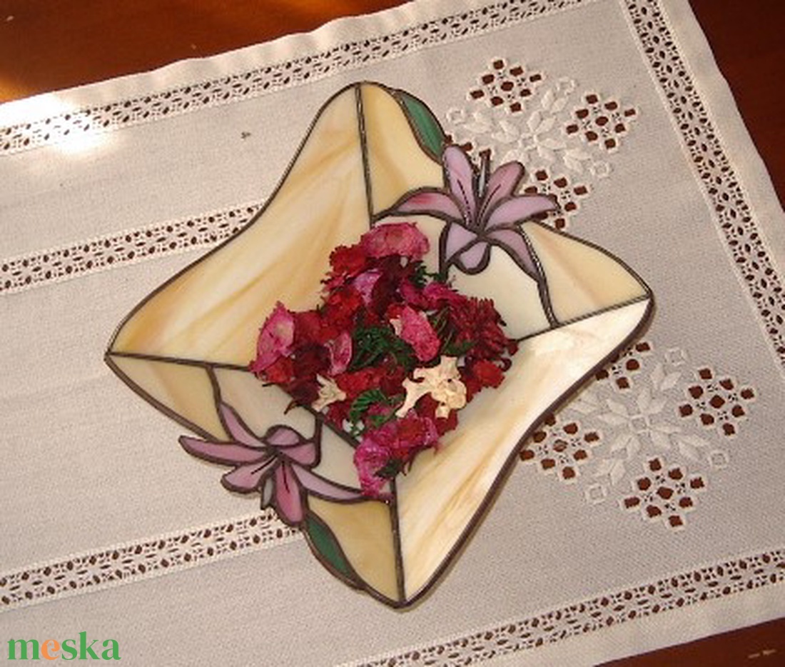 Liliomos tiffany tál - elegancia, nőiesség, finomság - otthon & életmód - dekoráció - asztal és polc dekoráció - dekorációs tál, tartó - Meska.hu Liliomos tiffany tál - elegancia, nőiesség, finomság - otthon & életmód - dekoráció - asztal és polc dekoráció - dekorációs tál, tartó - Meska.hu