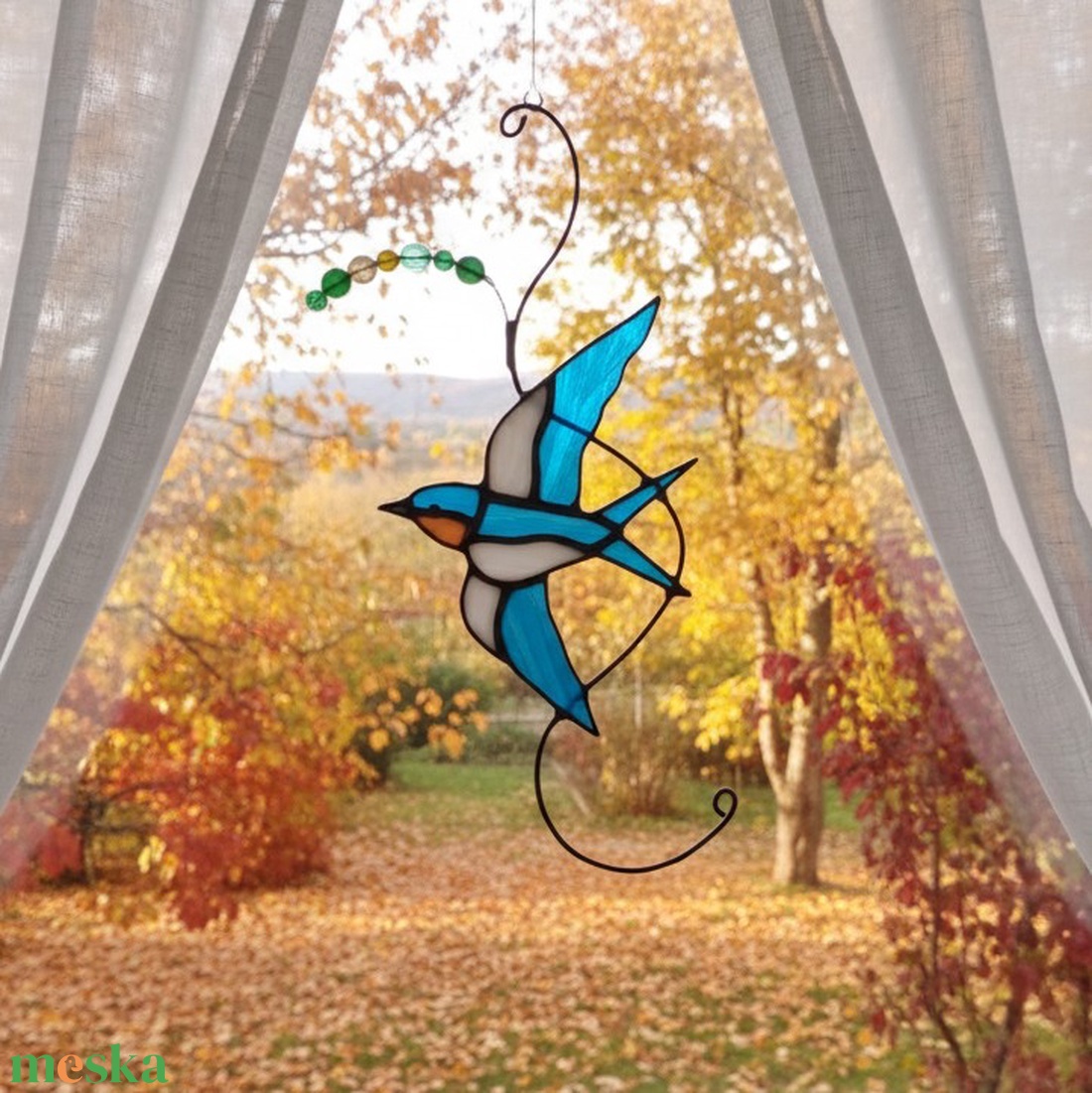 Egy FECSKE, amely mindig hazatalál-TIFFANY napfogó/ablakdísz a természet szerelmeseinek - otthon & életmód - dekoráció - ajtó- és ablak dekoráció - ablakdísz - Meska.hu