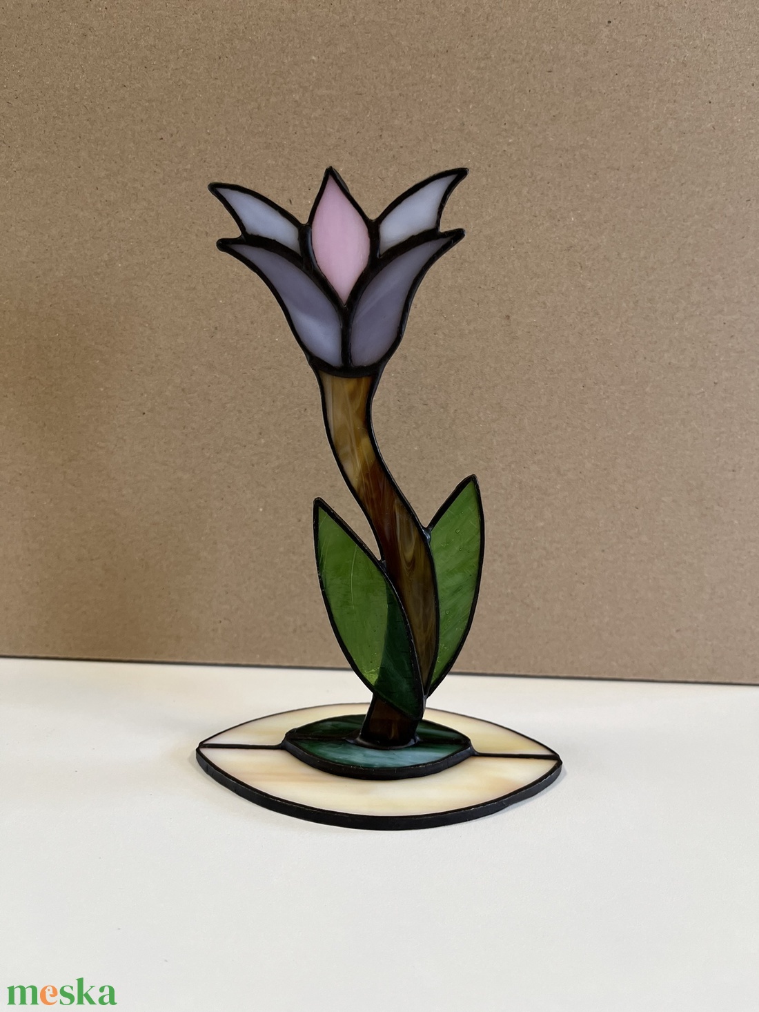 Valódi Tiffany-üveg 3D virág üvegtalpon - Világoslila kézműves asztaldísz, elegáns lakásdekoráció - otthon & életmód - dekoráció - asztal és polc dekoráció - díszüveg - Meska.hu