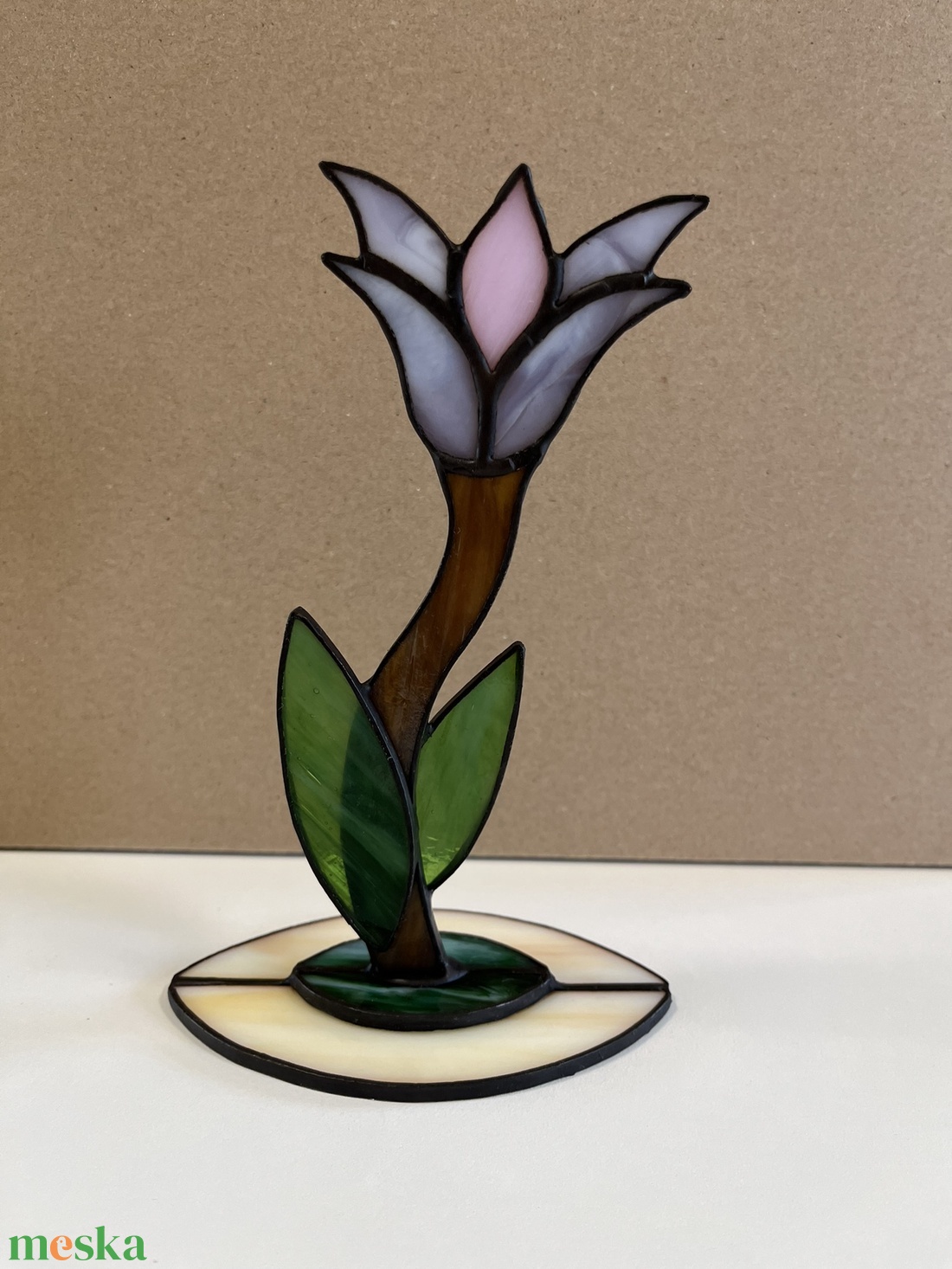 Valódi Tiffany-üveg 3D virág üvegtalpon - Világoslila kézműves asztaldísz, elegáns lakásdekoráció - otthon & életmód - dekoráció - asztal és polc dekoráció - díszüveg - Meska.hu