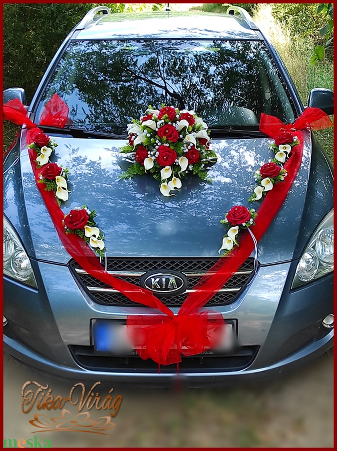 Piros rózsás-fehér kálás autódísz- piros organza díszítéssel - esküvő - dekoráció - helyszíni dekor - Meska.hu