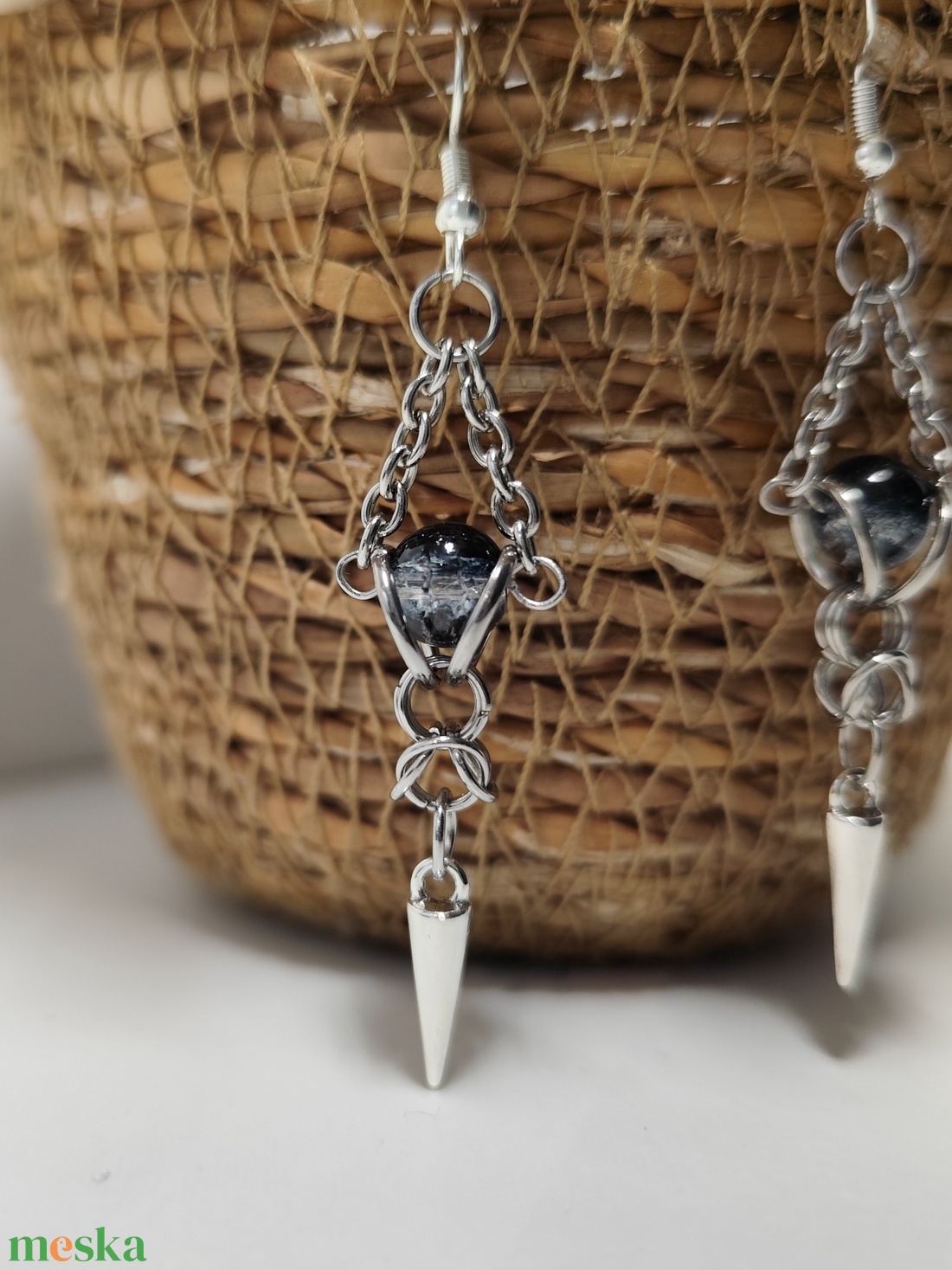 Gótikus stílusú fülbevaló - fekete üveggyönggyel - ékszer - fülbevaló - lógó fülbevaló - Meska.hu