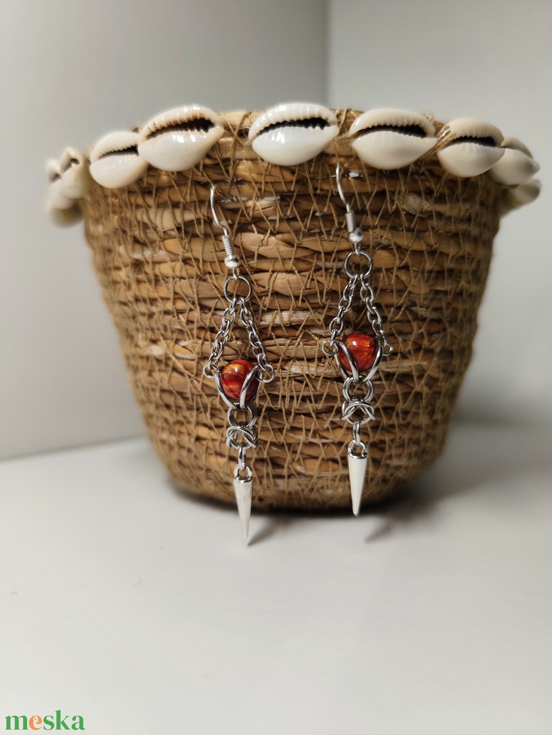 Gótikus stílusú fülbevaló - piros üveggyönggyel - ékszer - fülbevaló - lógó fülbevaló - Meska.hu