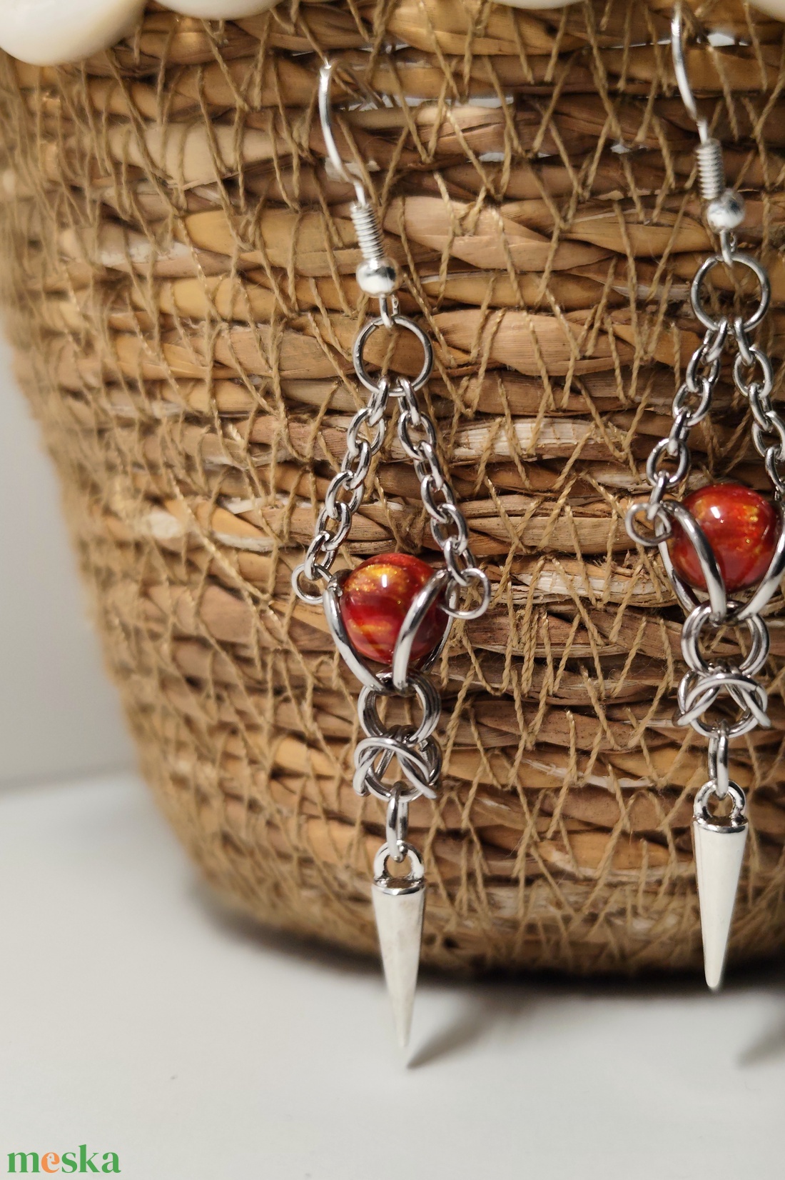 Gótikus stílusú fülbevaló - piros üveggyönggyel - ékszer - fülbevaló - lógó fülbevaló - Meska.hu