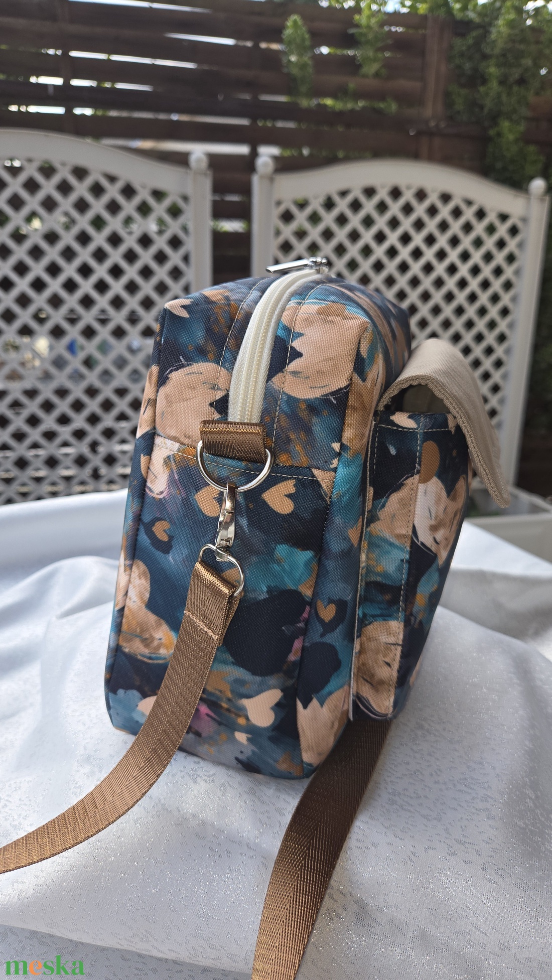 Mintás oldaltáska - táska & tok - kézitáska & válltáska - vállon átvethető táska - Meska.hu